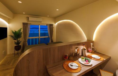 Yonabaru Apartamento | オーシャンビュー窓から見える景色を想い出にThe琉球タワー10A