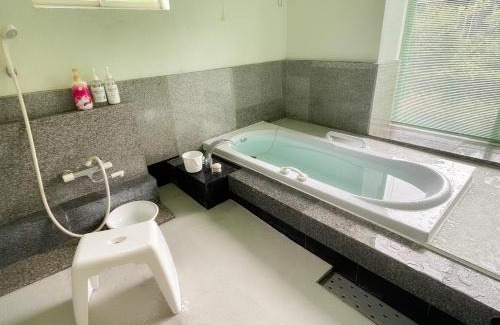 Kusu Casa | 一棟まるっと温泉別荘 天井高7m 50インチ映画見放題 屋根付BBQ 街まで車7分 湯布院30分 アニメ聖地10分