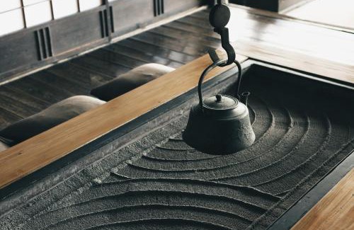 Iida Villa | 一棟貸しの古民家 燕と土と