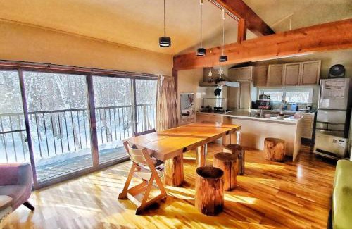 Nagano Chalet De Esquí | 『一軒丸々貸切』徒歩5分圏内カフェ 自然を満喫 Modern Ski Chalet +WiFi & 5min walk to cafes.