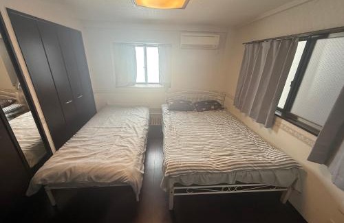 Kameido Apartamento | 亀戸民泊3階ダブルベット1つシングルベッド1つ