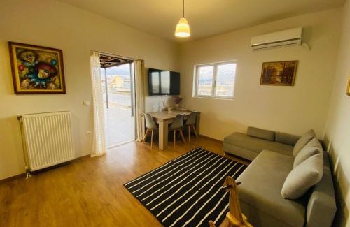 Agia Paraskevi Apartamento | 地铁站旁,免费停车位,距机场15分钟车程,独享80平米露台和美景,星空帐篷,舒适淋浴,宽敞3间房3张双人床公寓