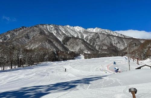 Azumino Casa | 天然温泉付き プライベート空間 北アルプスの麓安曇野 貸切一棟貸 70型スクリーン完備 フモトノイエ