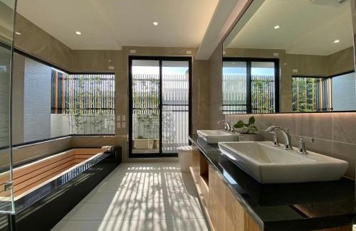 Anping Casa | 安平9n碧木嶼-檜木浴缸蒸氣防-電梯豪宅-停車方便-包棟電動麻將-戲水池-半露天烤肉-8人包棟專案