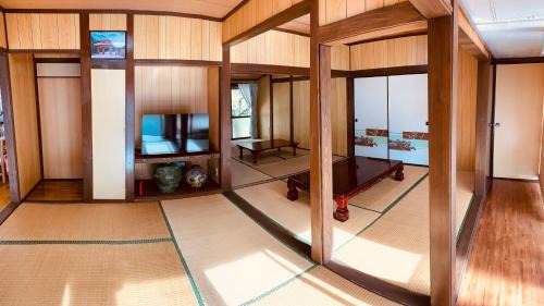 Nago Casa | 広い畳間と外には広いウッドデッキCondominium和風邸Yanbaru