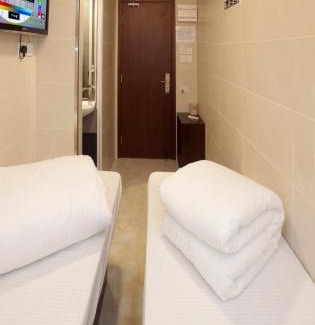Mong Kok Casa | 旺角地铁3分钟 经济型标双房 独立卫浴 免费WIFI 2人入住 Standard Twin Rm in Mong Kok for 2 Guests-3min to MTR and Private Bathroom