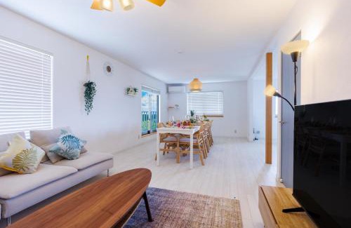 Okinawa Apartamento | 最大18名宿泊OK 百名ビーチまで車で5分 海が見えるバルコニーでBBQ 南城市大型ヴィラ ReLa百名