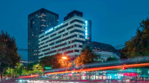 Downtown Hangzhou Hotel | 杭州西湖武林广场银泰桔子水晶酒店