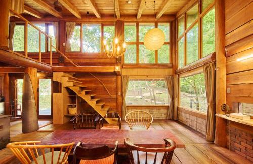 Tsuru Casa | 森のぽつんとリゾート貸切Villa 最大10名 都心から90分 10人inプライベートサウナ 雨でもBBQ にぎわいOK 完全プライベート空間