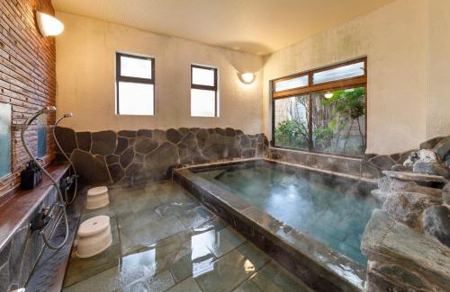 Matsuzaki Casa | 源泉かけ流しの露天風呂を独り占め！一棟貸切旅館「御宿あさか」29名まで宿泊可