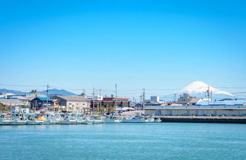 Suruga Ward Apartamento | 貸切古民家 海まで徒歩3分 富士山の見える海岸 最大14名宿泊 家族親戚 帰省 合宿 BBQ Japanese ミクソロジーハウスふじや Mixology House Fujiya