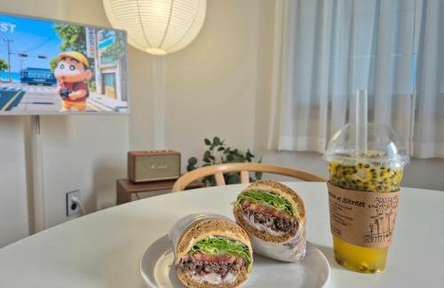 Gyeongju Villa | 경주스테이구황,주차2대,스텐바이미,마샬스피커,다이슨에어랩,황리단길과 경주월드 관광에 위치 최상