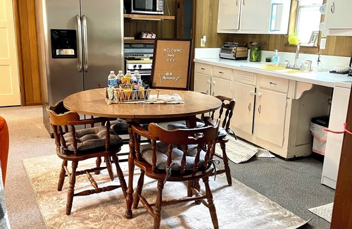 Lake Whitney Cabina | 0.4m walk to Lake Whitney! Small peaceful cabin that sleeps 12! Outdoor space!