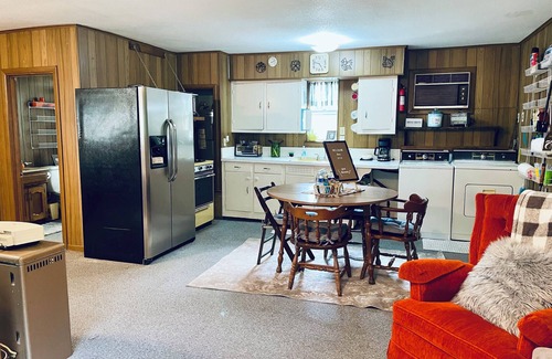 Lake Whitney Cabina | 0.4m walk to Lake Whitney! Small peaceful cabin that sleeps 12! Outdoor space!
