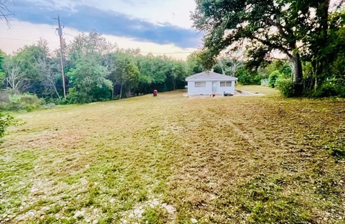 Lake Whitney Cabina | 0.4m walk to Lake Whitney! Small peaceful cabin that sleeps 12! Outdoor space!