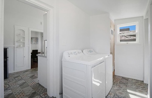El Paso Casa | 007 themed airbnb Yes 5 min FORT BLISS