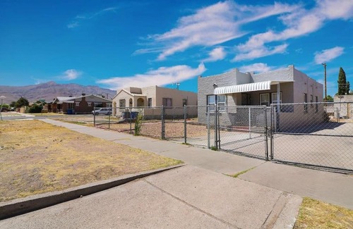 El Paso Casa | 007 themed airbnb Yes 5 min FORT BLISS