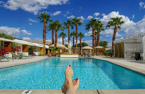 Desert Hot Springs Complejo | 02 The Prince Rm @ The O Spa | Mineral Spring Pools, Cannabis + Pet Friendly.