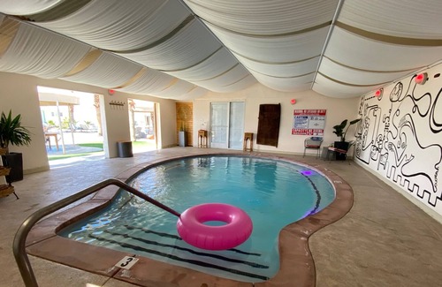 Desert Hot Springs Complejo | 02 The Prince Rm @ The O Spa | Mineral Spring Pools, Cannabis + Pet Friendly.