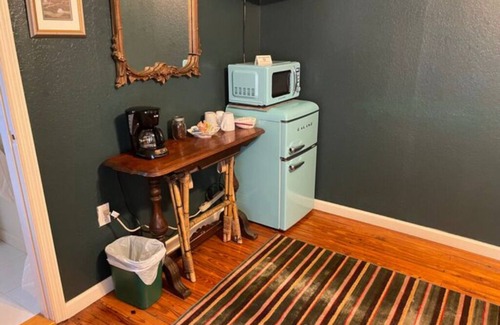 Inglis Apartamento | 04) The Ocali Room w/ queen bed