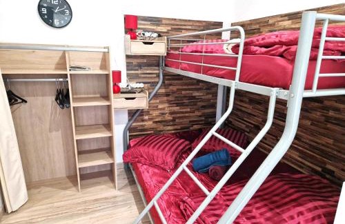 Razac-sur-l'Isle Apartamento | 09 - Joli studio avec clim, 2 lits, logement tout équipé pour 1, 2 ou 3 personnes maximum, vue sur parc arboré, parking privatif gratuit, grand fourgon possible, tout le linge de maison est fourni