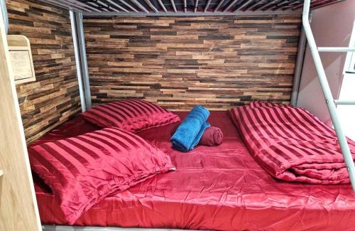 Razac-sur-l'Isle Apartamento | 09 - Joli studio avec clim, 2 lits, logement tout équipé pour 1, 2 ou 3 personnes maximum, vue sur parc arboré, parking privatif gratuit, grand fourgon possible, tout le linge de maison est fourni