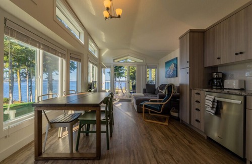 Regional District of Mount Waddington Cabaña | 09 - Kingfisher Cottage By The Sea at Alder Bay