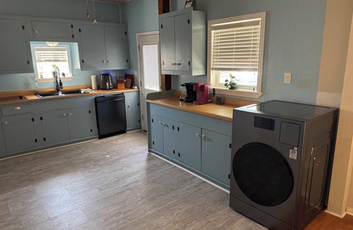 Portland Cabaña | 1-2 bedroom cottage in quiet Portland TX with central AC, optional fitness room.