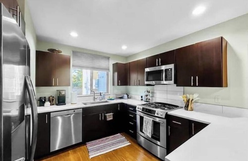 Alki Casa | 1/2 Block 2 Beach Parking Large Patio EnSuite Bath