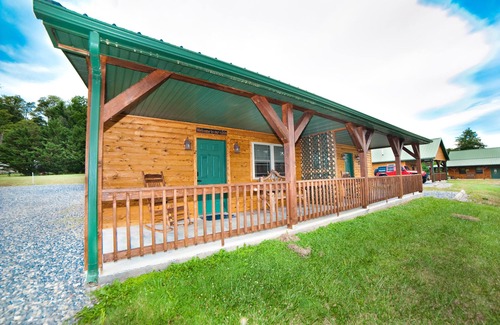 Flintstone Chalet De Esquí | 1/2 double cabin with king bed and single child sized pull-out sleep sofa (sleeps 2 adults & 1 child