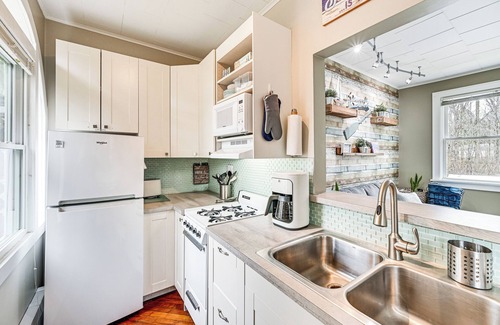 South Haven Condominio | 1/2 Mi to Beach & Lake Michigan: Condo w/Pool!