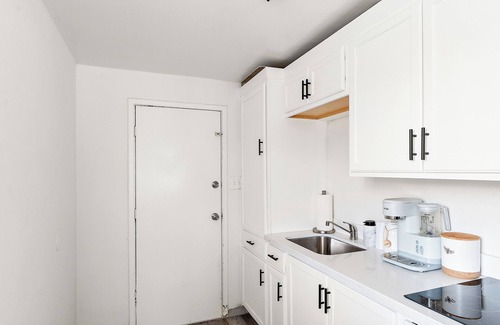 Mesa Apartamento | 1.3 Miles from Downtown