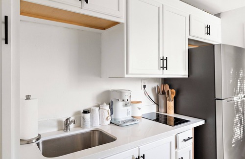 Mesa Apartamento | 1.3 Miles from Downtown