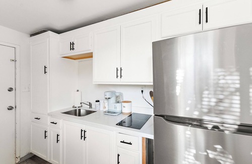 Mesa Apartamento | 1.3 Miles from Downtown