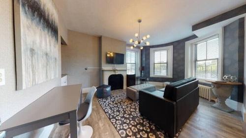 Bay Village Apartamento | 1-31 Excellent Location, Walk Everywhere Sleeps 3