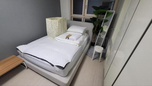 Seocho-dong Apartamento | 1-3508 #Sinnonhyeon High-rise View #Garden View #Gangnam Station Line 2, Sinbundang Line #Sinnonhyeon Station Line 9 #Hotel Bedding #New Building