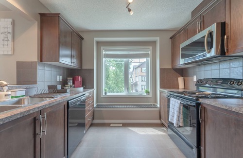 Airdrie Casa | 1.5 hrs to Banff, Cozy Townhome in Airdrie with AC