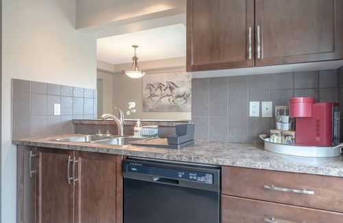 Airdrie Casa | 1.5 hrs to Banff, Cozy Townhome in Airdrie with AC