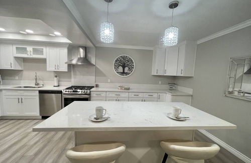 Huntington Beach Condominio | Condominio completo, no compartido, complejo turístico tranquilo cerca del centro