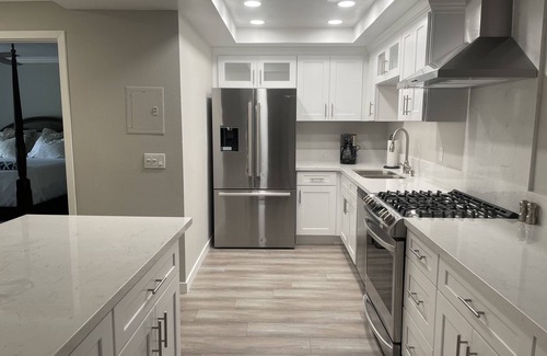 Huntington Beach Condominio | Condominio completo, no compartido, complejo turístico tranquilo cerca del centro
