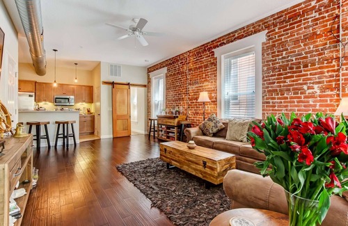 Springfield Condominio | Perfecto para negocios o placer! Loft renovado en Dwtwn - A pie de comedor, escritorio con computadora e impresora
