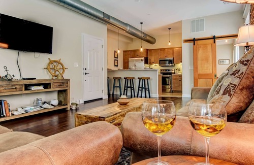 Springfield Condominio | Perfecto para negocios o placer! Loft renovado en Dwtwn - A pie de comedor, escritorio con computadora e impresora