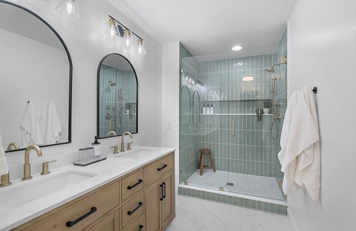 Alabaster Casa | 1.5 miles to shops & interstate! Family friendly modern townhouse.