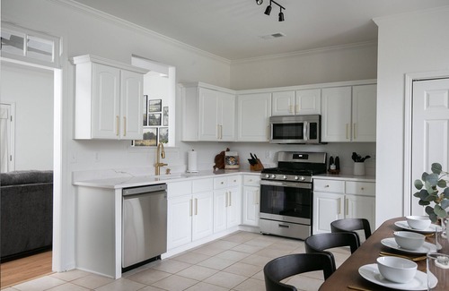 Alabaster Casa | 1.5 miles to shops & interstate! Family friendly modern townhouse.