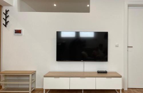 Flintsbach A. Inn Apartamento | 1,5-Zimmer, Top ausgestattet, 4 Pers, Souterrain, Self Check-in, Parkplatz, Netflix & Amazon Prime