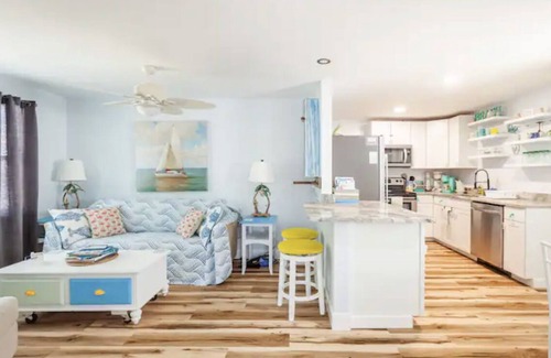 Jensen Beach Cabaña | 1.7 to Ocean! 4Beds, 2 Bikes,W&D, Grill,Park Boat, Pickleball, Screened TV porch