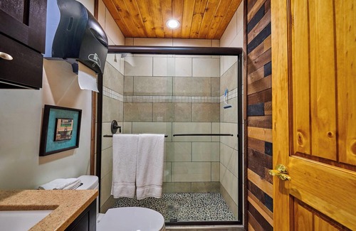 Big Bear Casa | FranksFort: 1. ¡Propiedad de 38 Acres Resort con spa, voleibol de playa, herraduras, billar y más!