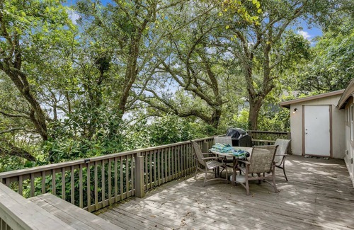Navarre Cabaña | 1 acre Historic Waterfront Cottage, private beach, pet friendly, 3 miles to Gulf