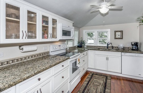 Navarre Cabaña | 1 acre Historic Waterfront Cottage, private beach, pet friendly, 3 miles to Gulf