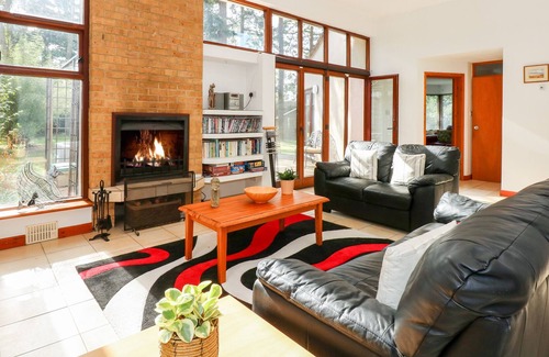 Thetford Cabaña | 1 ALEUTIA GARDENS, family friendly, with hot tub in Thetford